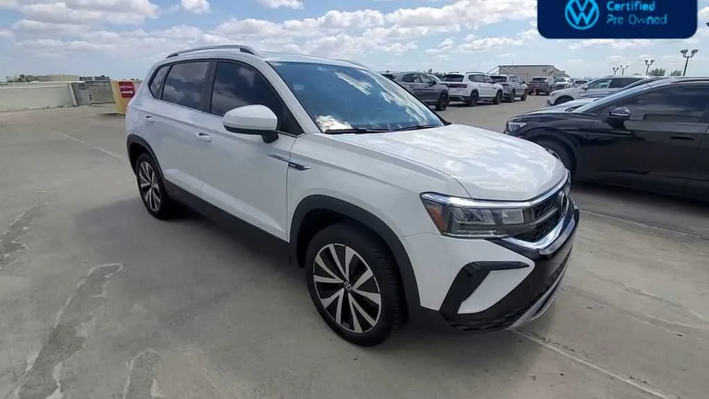 2024 Volkswagen Taos SE photo 2