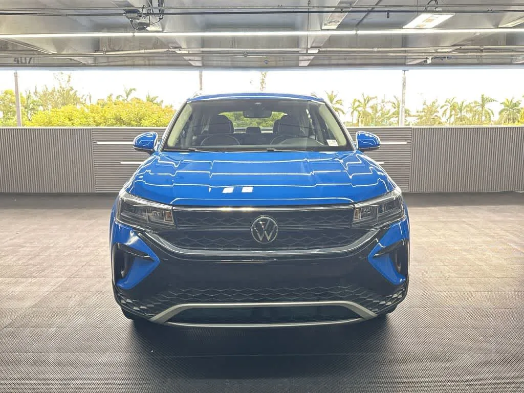 2024 Volkswagen Taos SE photo 3