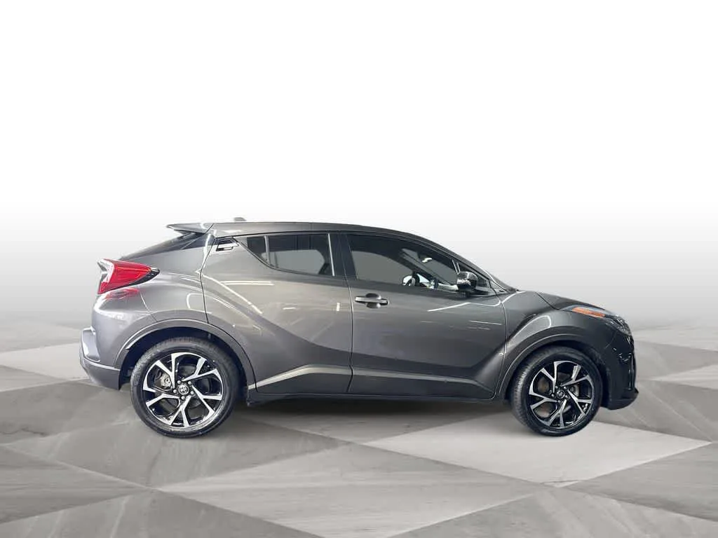 2022 Toyota C-HR XLE photo 9