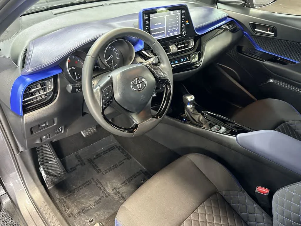 2022 Toyota C-HR XLE photo 13
