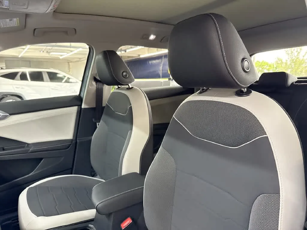 2026 Volkswagen Taos SE photo 14
