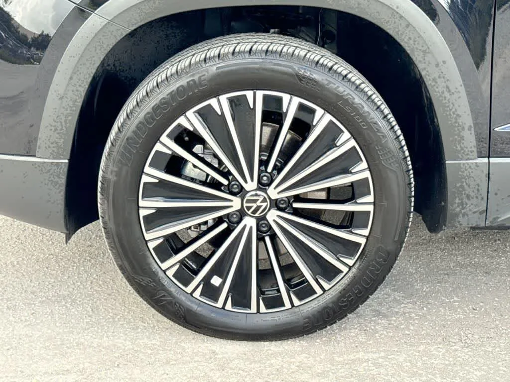 2026 Volkswagen Taos SE photo 11