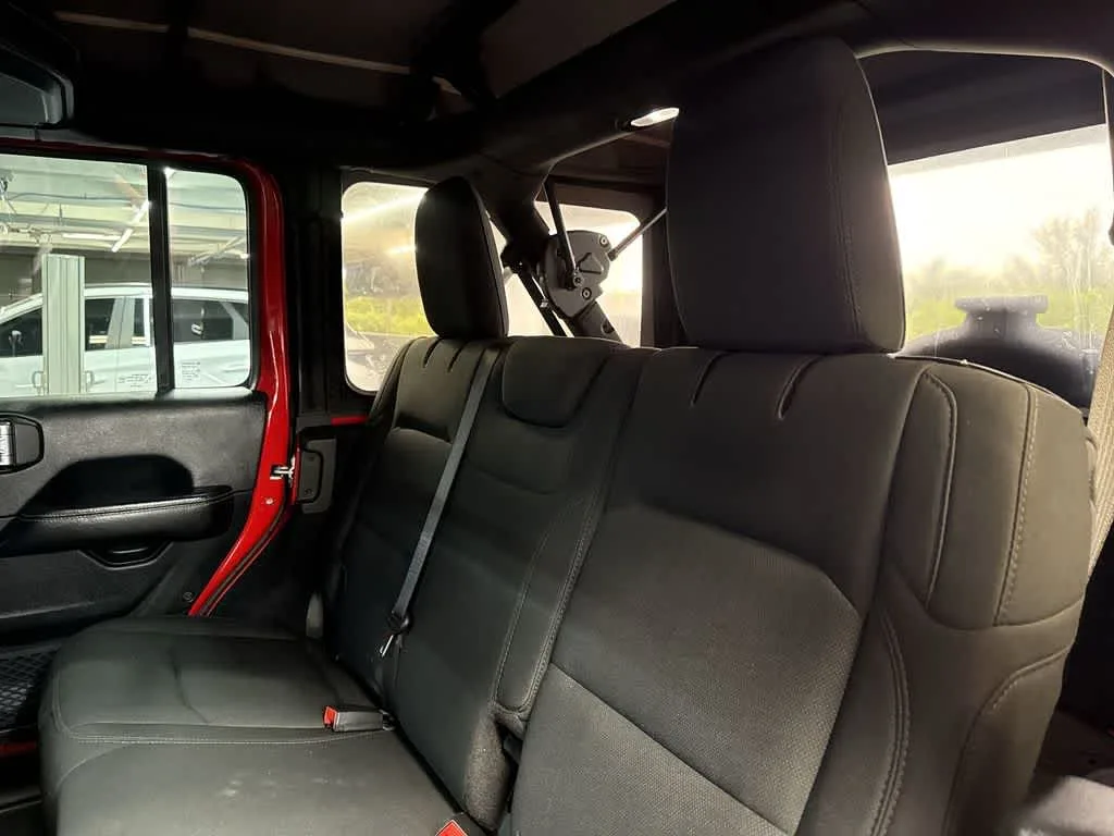 2018 Jeep Wrangler Unlimited Sahara photo 22