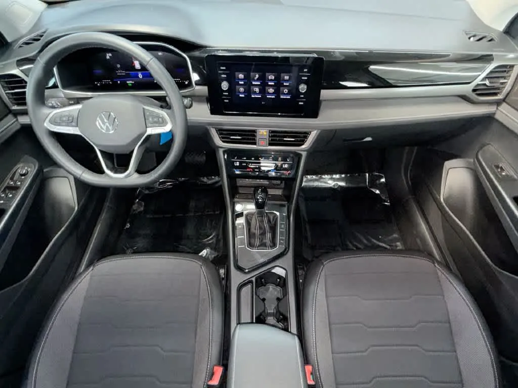 2026 Volkswagen Taos SE Black photo 24