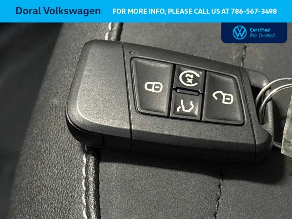 2025 Volkswagen Taos SE Black photo 28