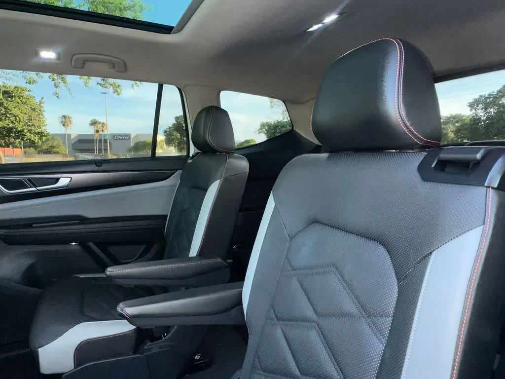 2024 Volkswagen Atlas 2.0T Peak Edition SE w/Technology photo 22