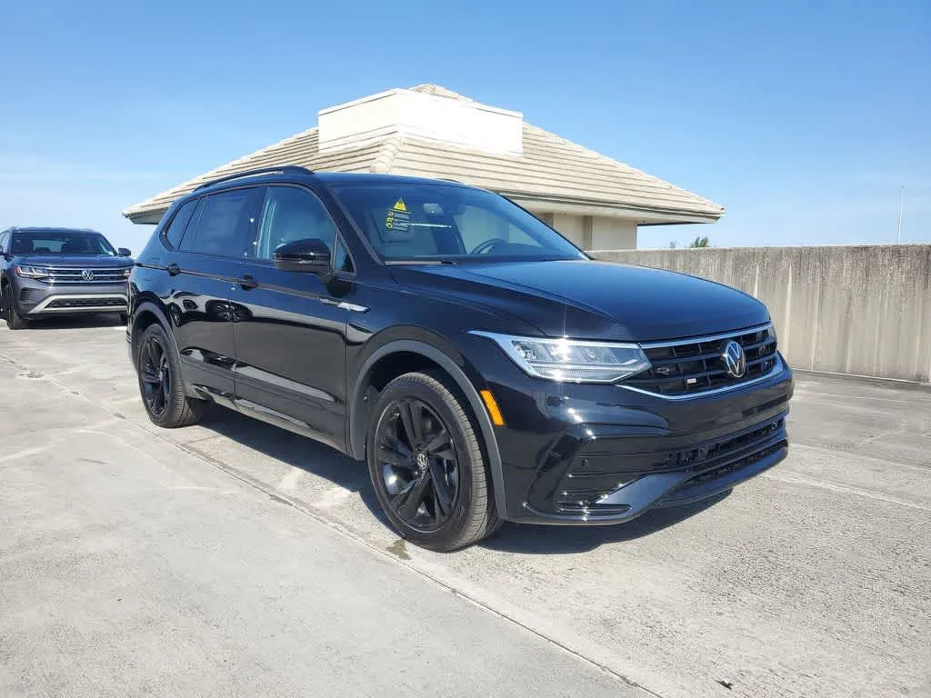 2024 Volkswagen Tiguan SE R-Line Black photo 11