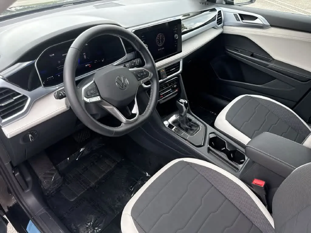 2026 Volkswagen Taos SE photo 13