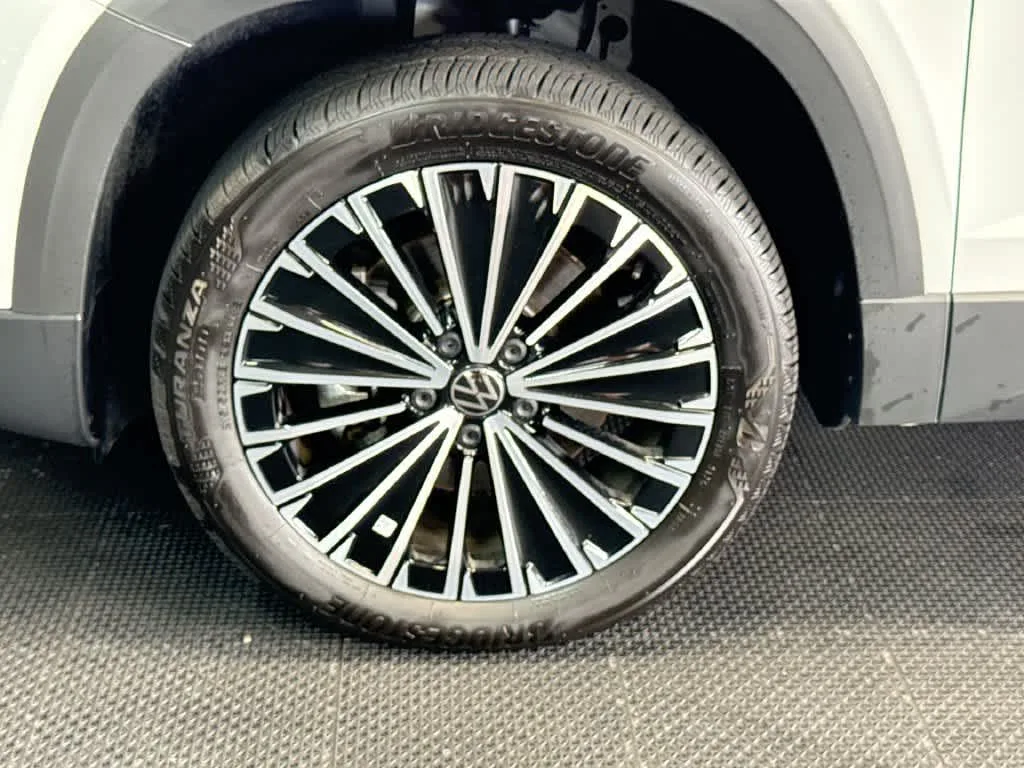 2026 Volkswagen Taos SE photo 11