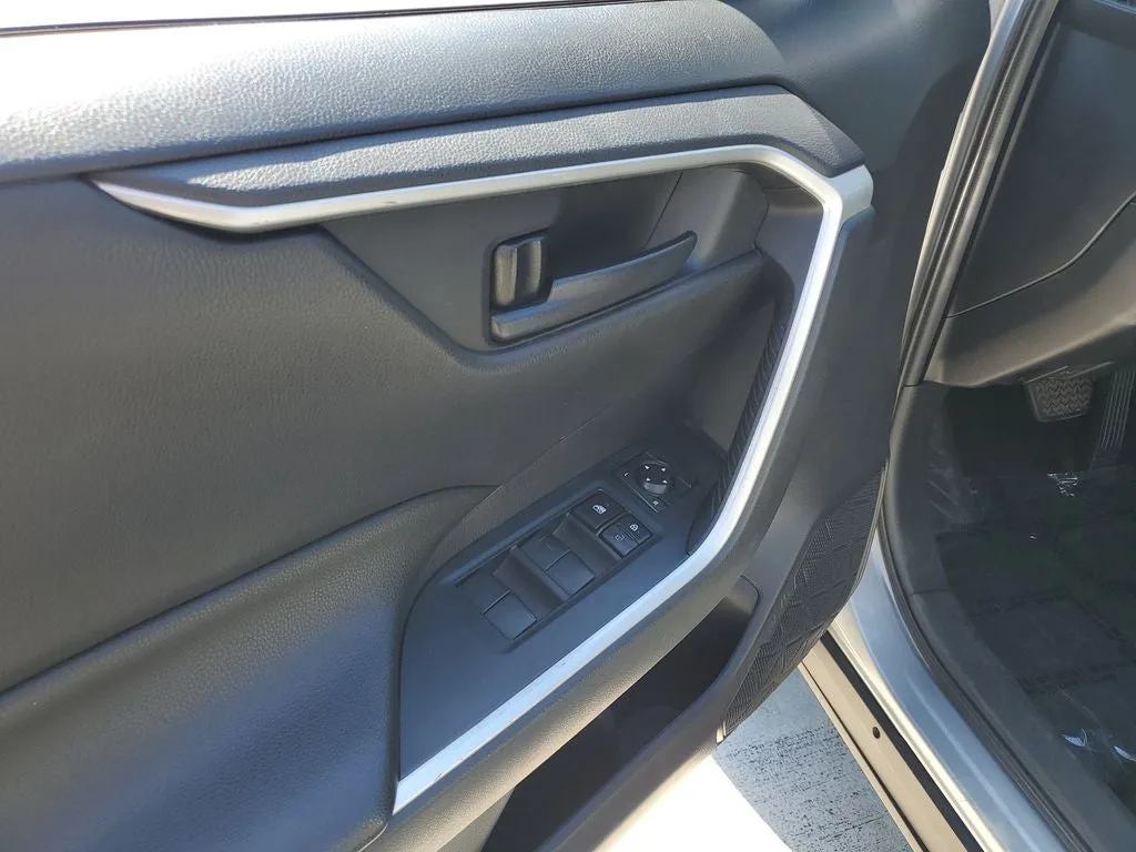 2021 Toyota RAV4 LE photo 18