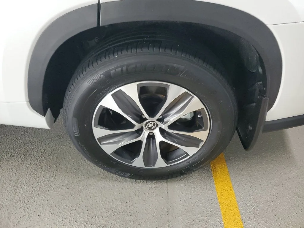 2023 Toyota Highlander XLE photo 7