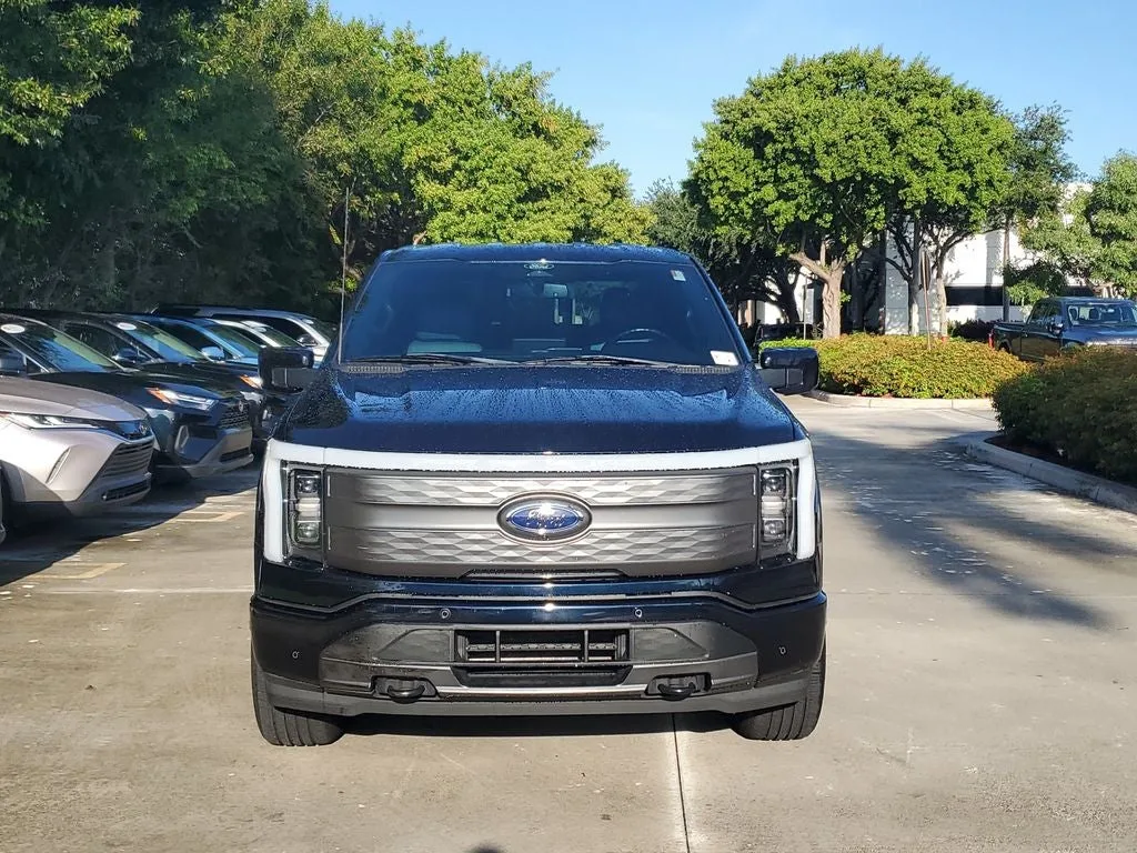 2022 Ford F-150 Lightning Lariat photo 2