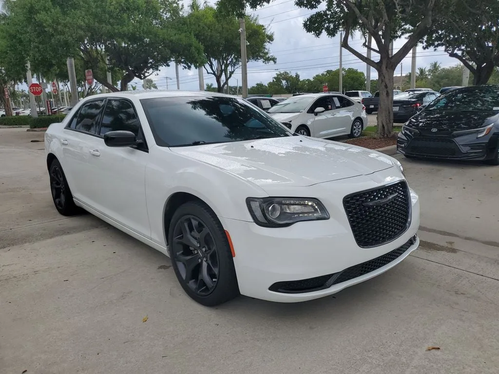2023 Chrysler 300 Touring photo 3