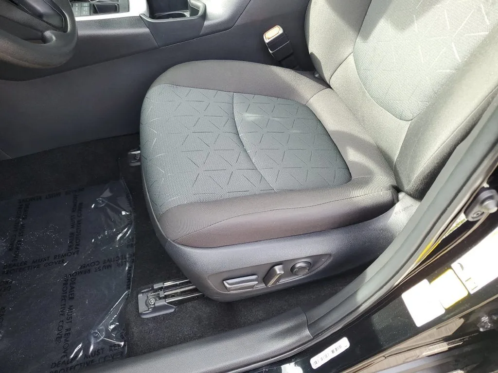 2025 Toyota RAV4 XLE photo 20