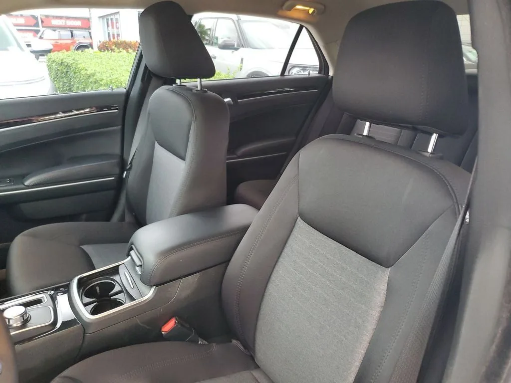 2023 Chrysler 300 Touring photo 18