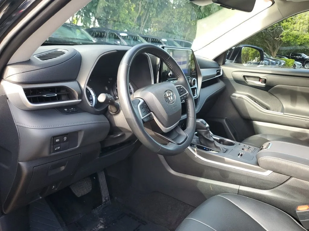 2024 Toyota Highlander XLE photo 24