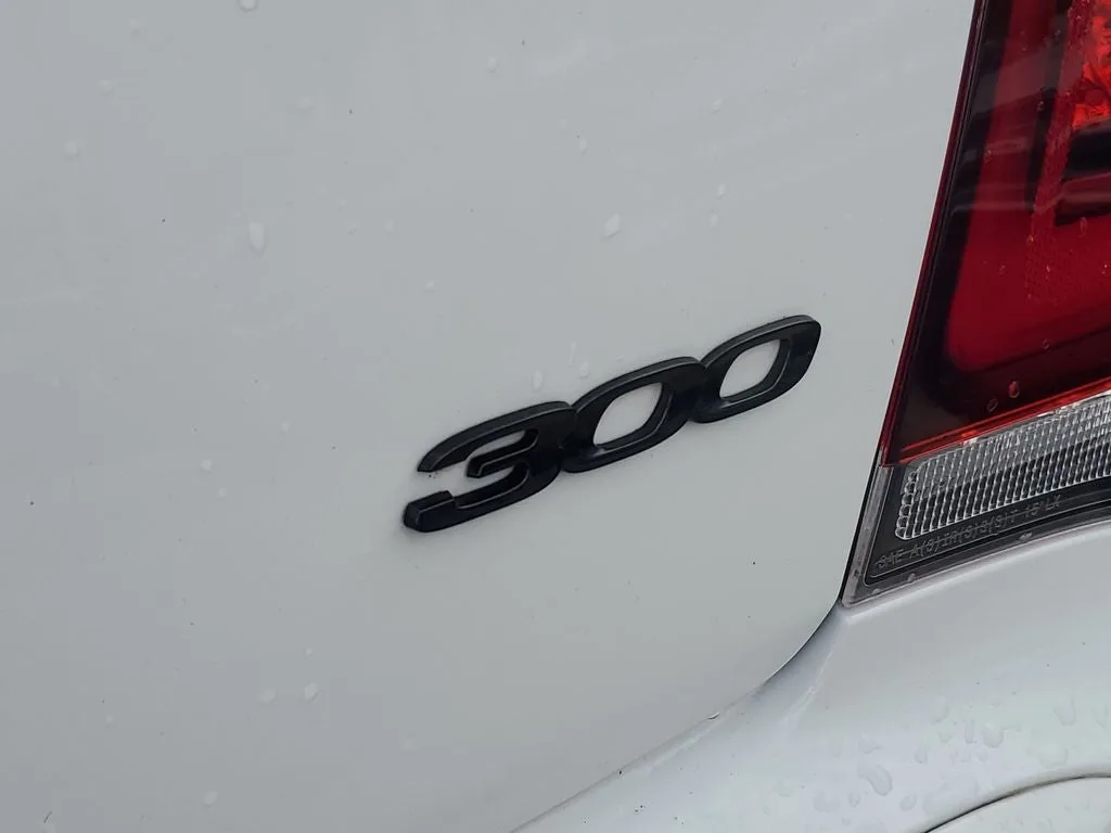 2023 Chrysler 300 Touring photo 8