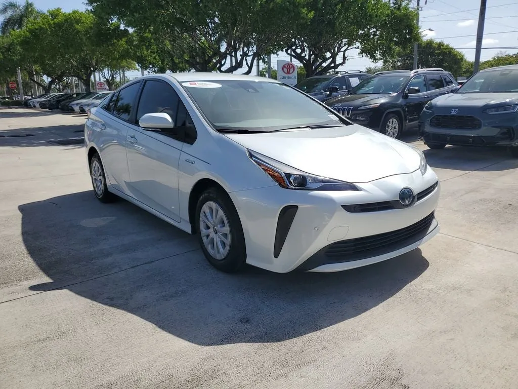 2022 Toyota Prius LE photo 3