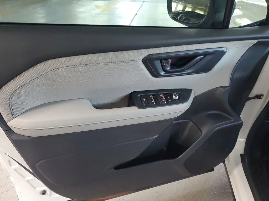 2025 Subaru Forester Premium photo 17