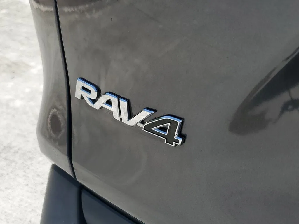 2024 Toyota RAV4 XLE photo 9