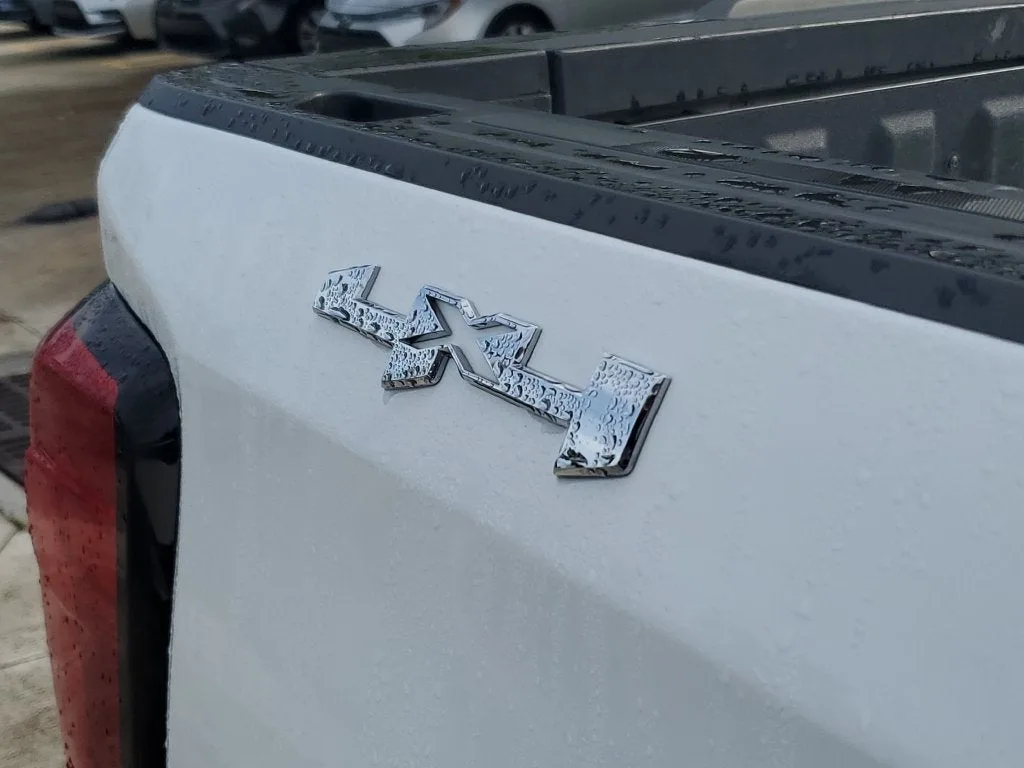 2025 GMC Sierra 1500 SLT photo 9