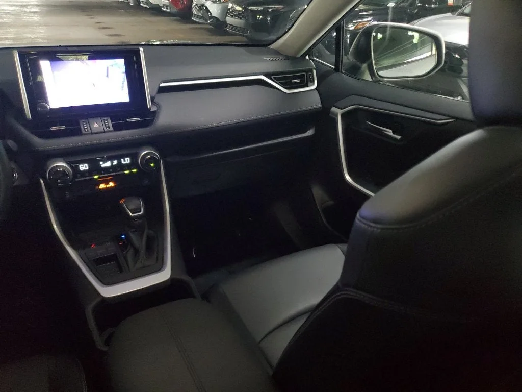 2024 Toyota RAV4 XLE Premium photo 17