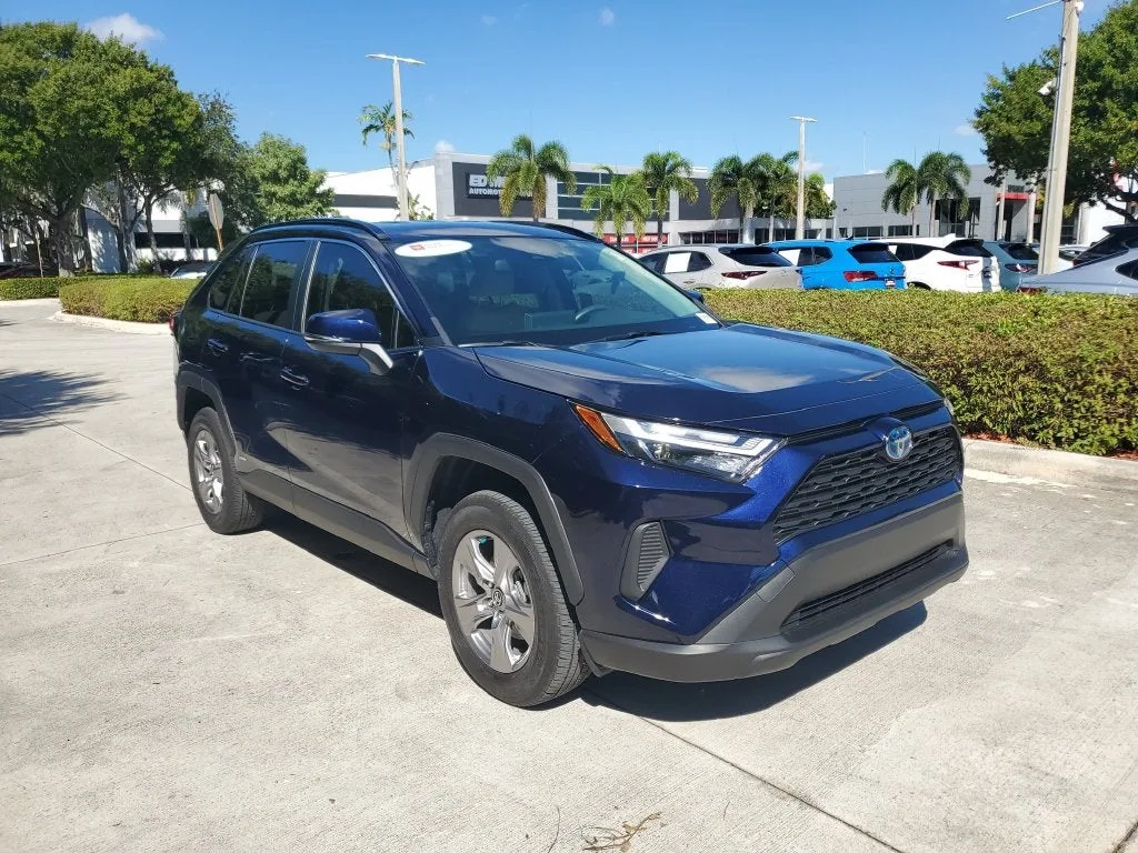 2024 Toyota RAV4 Hybrid XLE photo 3