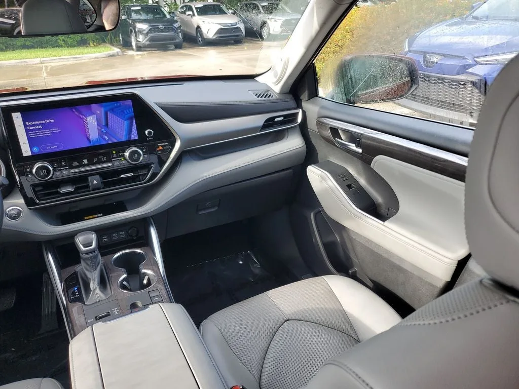 2023 Toyota Highlander Limited photo 18