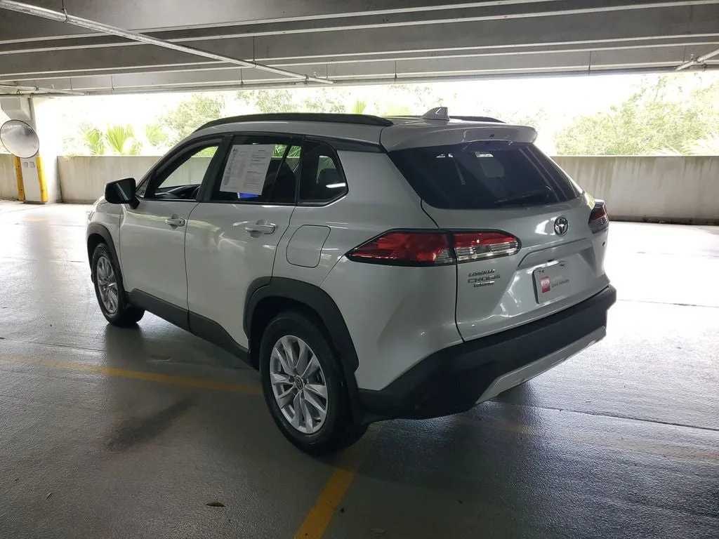 2024 Toyota Corolla Cross LE photo 6