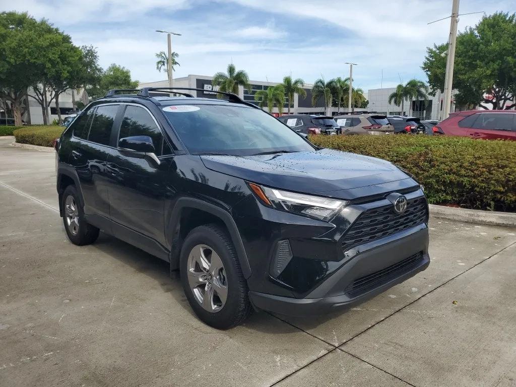 2025 Toyota RAV4 XLE photo 3