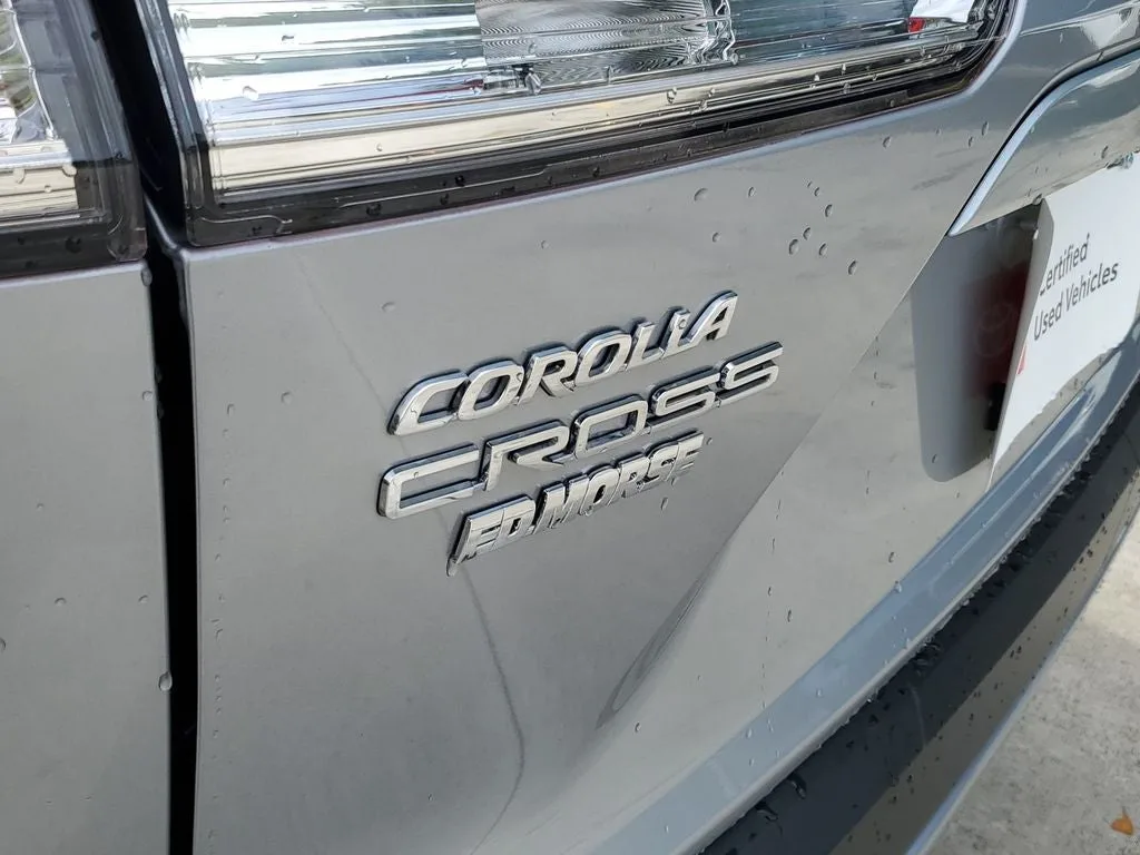 2024 Toyota Corolla Cross LE photo 8