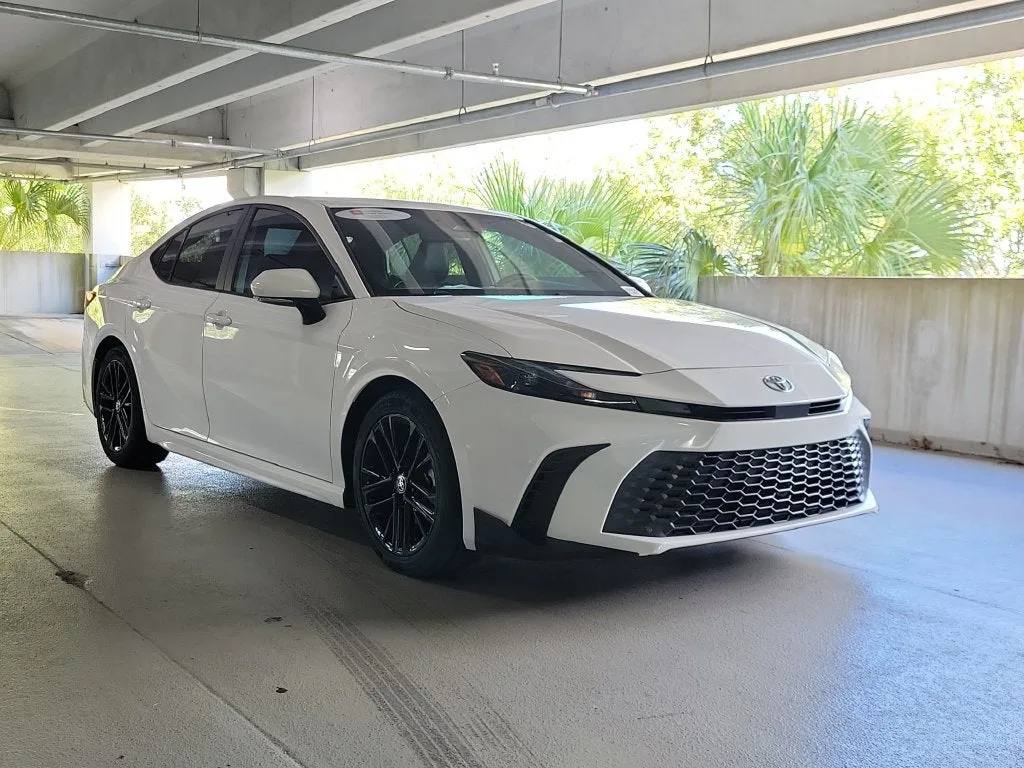 2025 Toyota Camry SE photo 3
