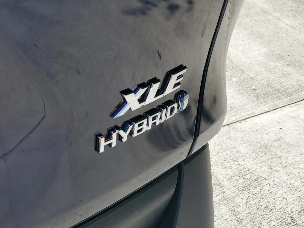 2024 Toyota RAV4 Hybrid XLE photo 9