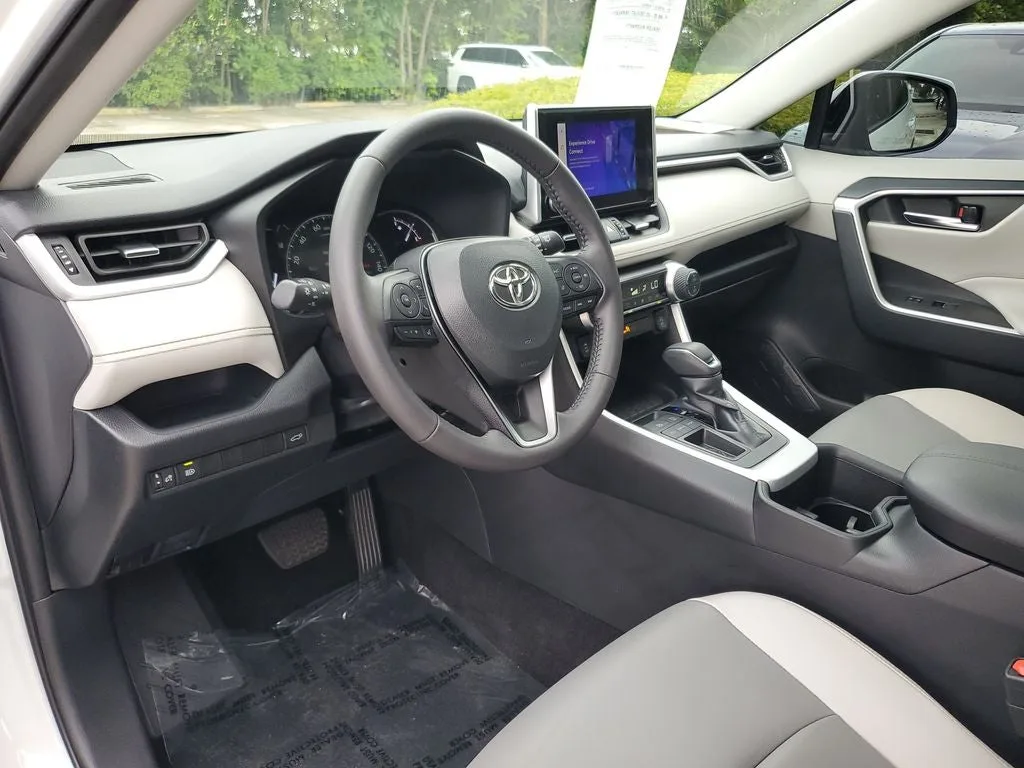 2024 Toyota RAV4 XLE Premium photo 23