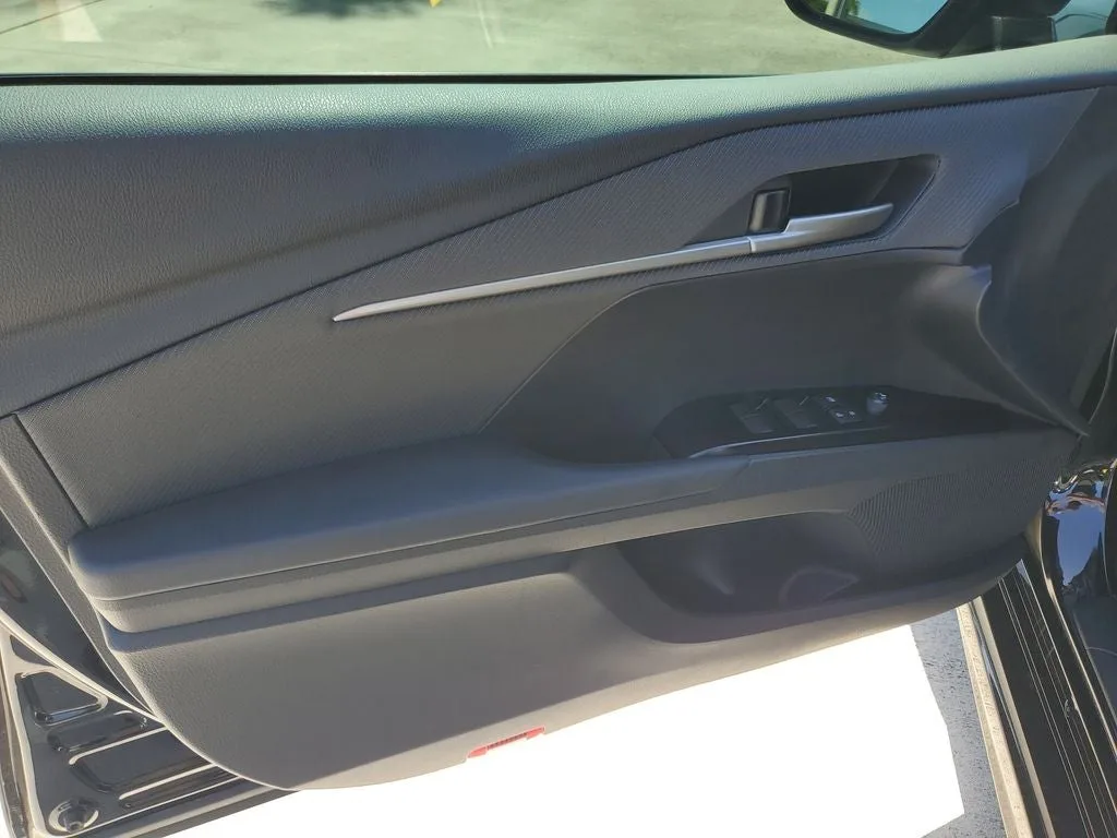 2025 Toyota Camry SE photo 15
