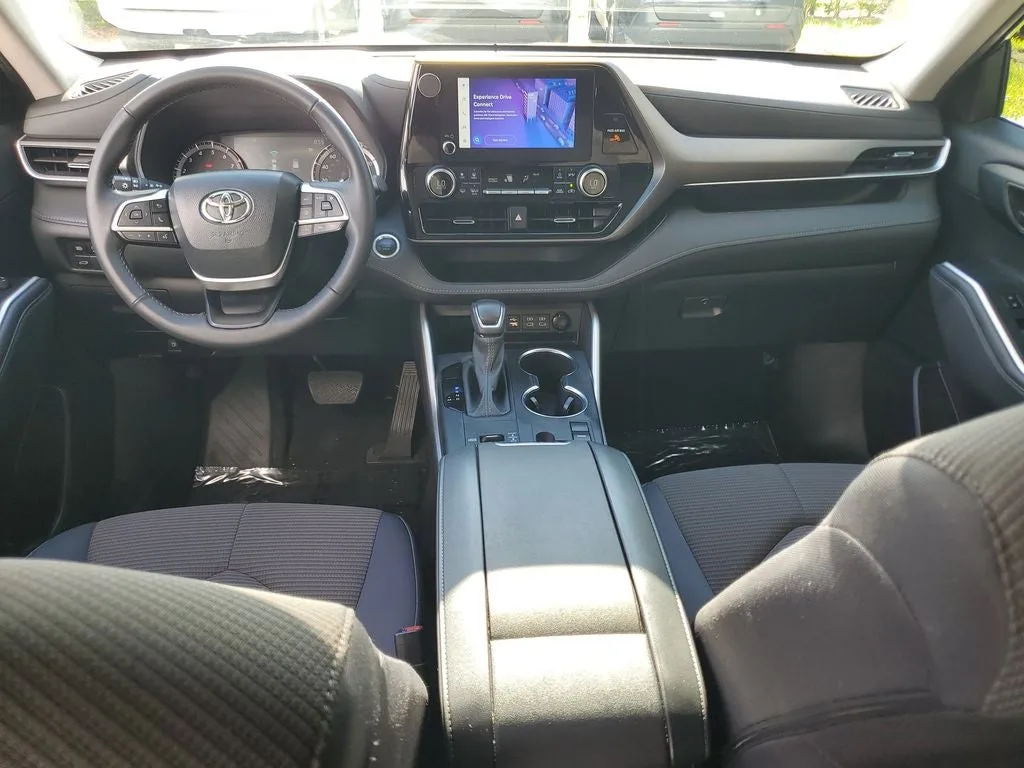 2024 Toyota Highlander LE photo 17
