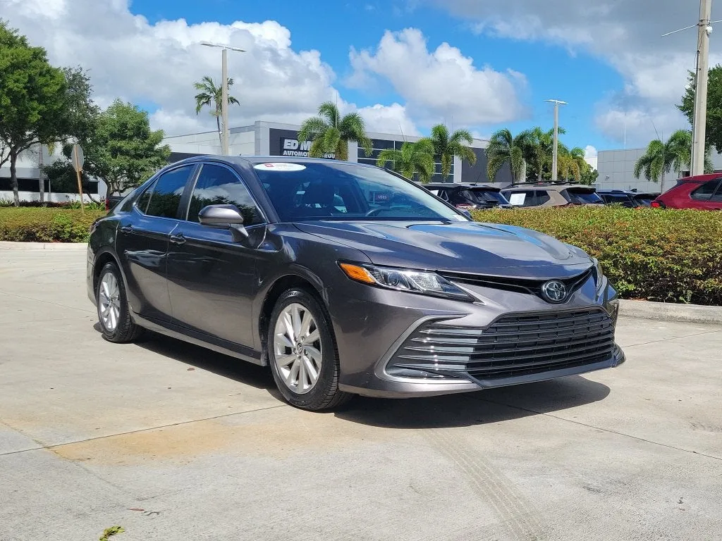 2023 Toyota Camry LE photo 3