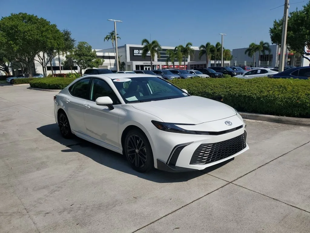 2026 Toyota Camry SE photo 3