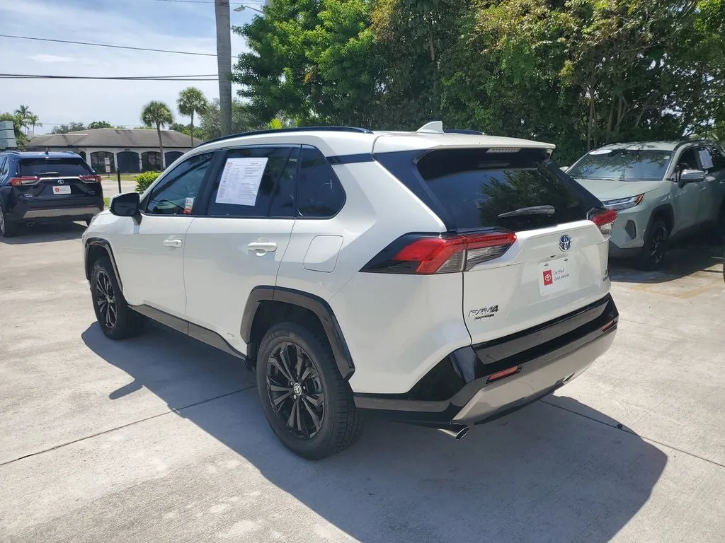 2022 Toyota RAV4 Hybrid SE photo 6