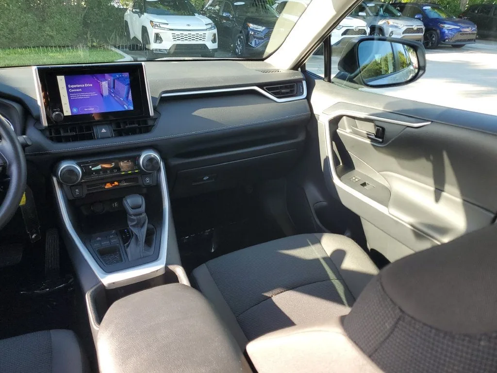 2024 Toyota RAV4 LE photo 16