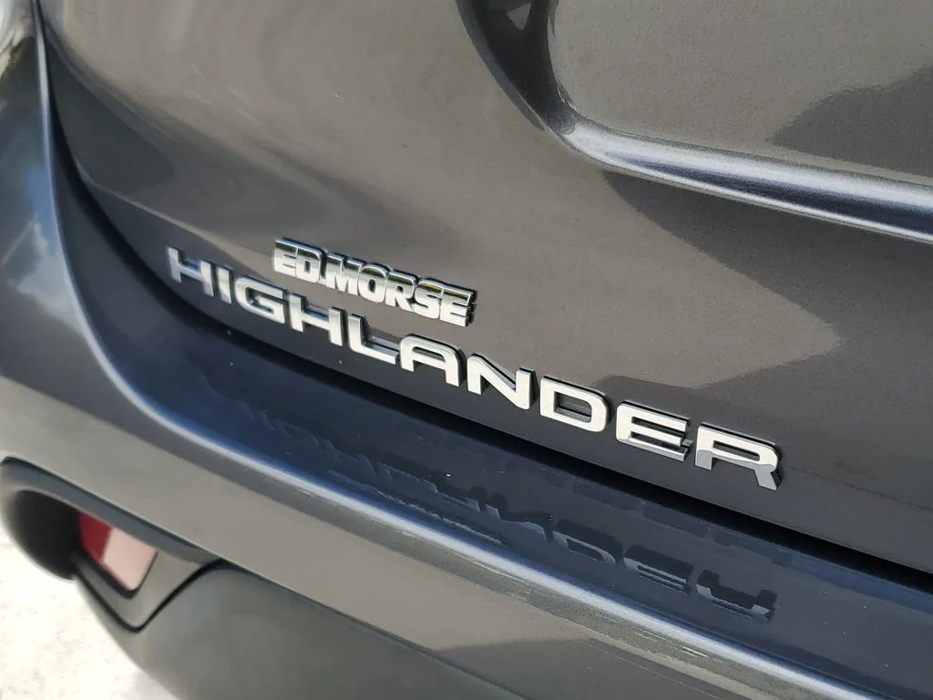 2024 Toyota Highlander LE photo 8