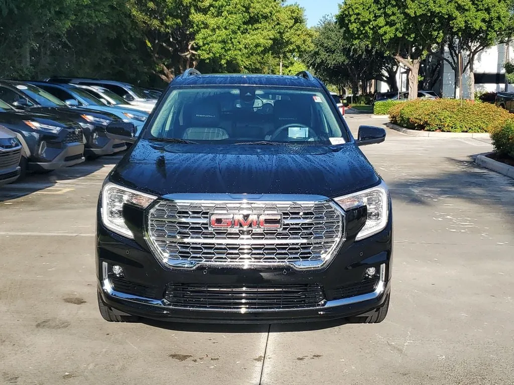 2024 GMC Terrain Denali photo 2