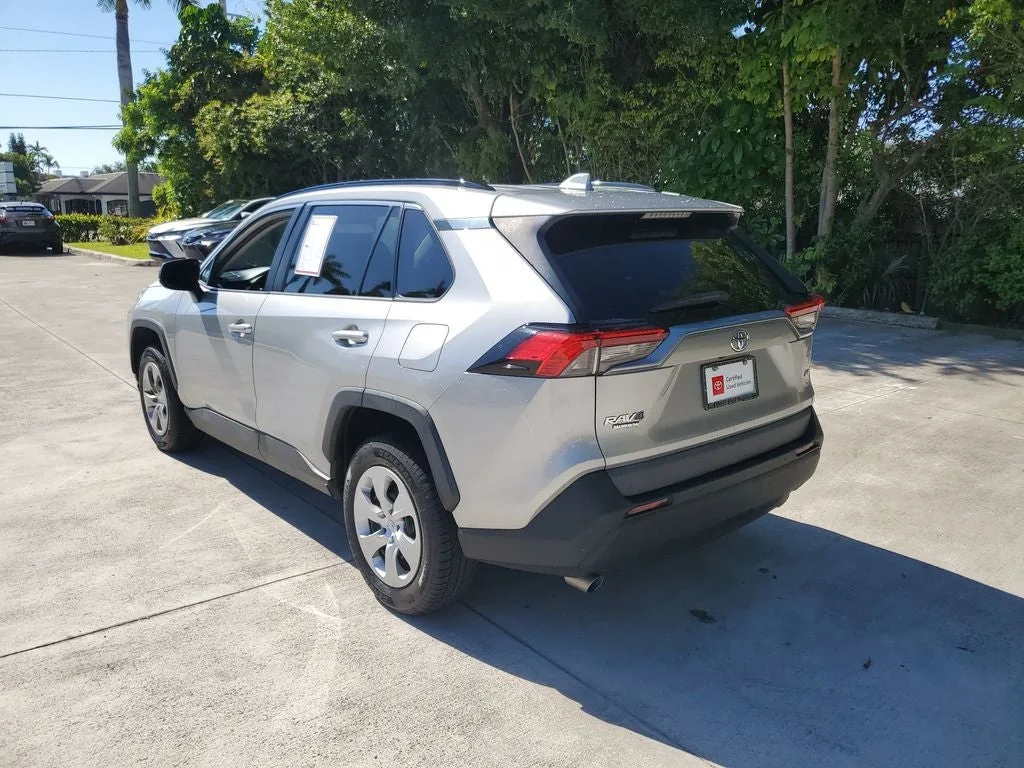 2021 Toyota RAV4 LE photo 6