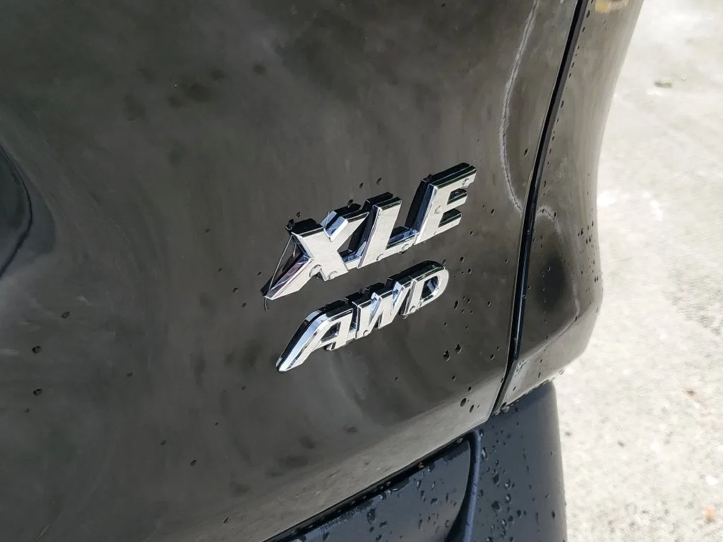 2025 Toyota RAV4 XLE photo 9