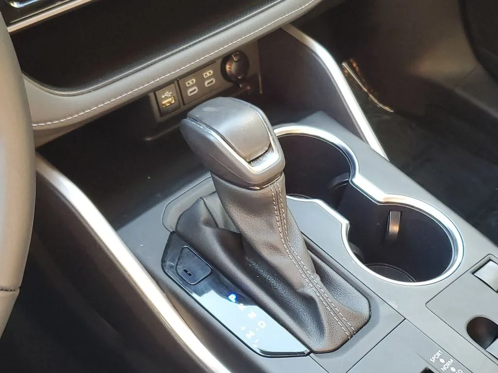 2024 Toyota Highlander LE photo 30
