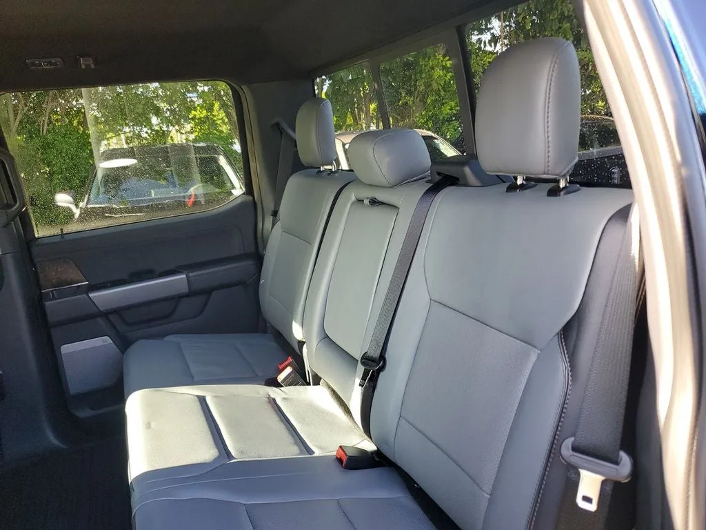 2022 Ford F-150 Lightning Lariat photo 11