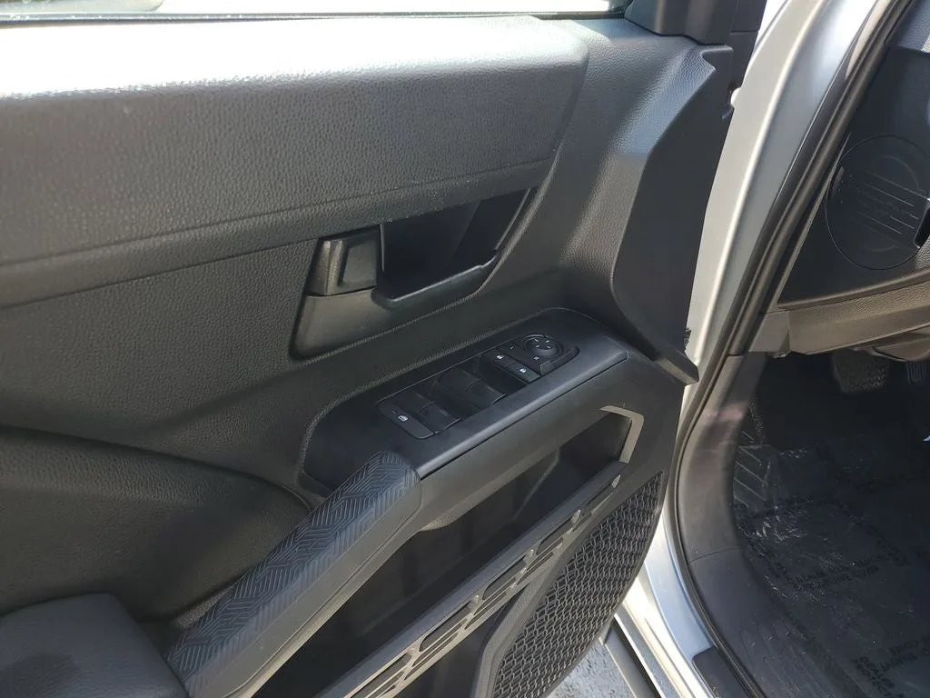 2025 Toyota Tacoma SR5 photo 17