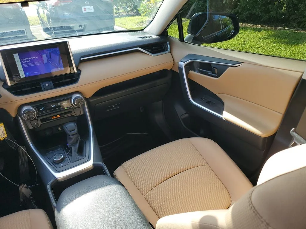 2025 Toyota RAV4 Hybrid LE photo 15