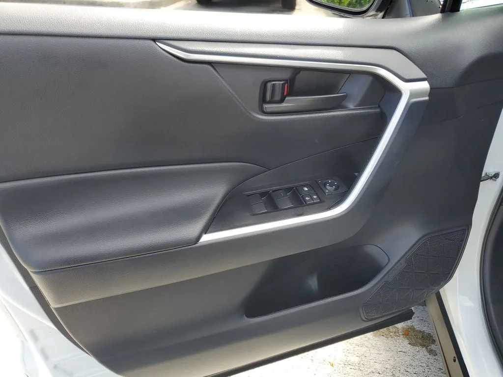 2025 Toyota RAV4 Hybrid LE photo 17