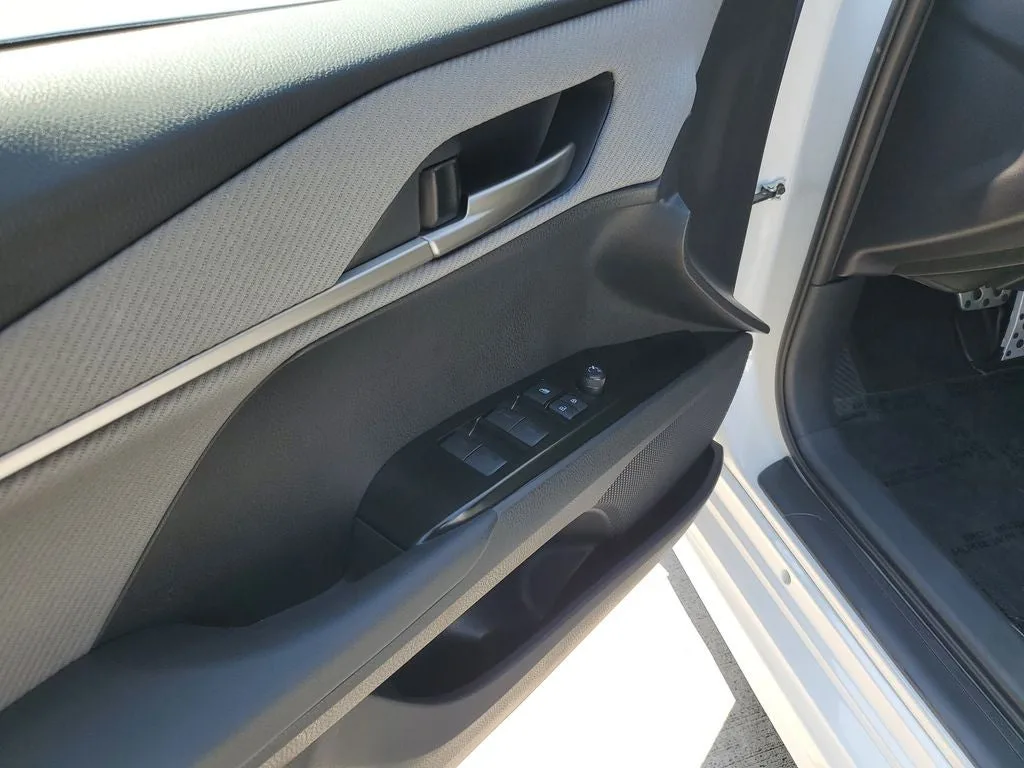 2026 Toyota Camry SE photo 16